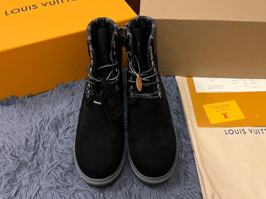 👟👟Ex-factory price 680👟👟 Men's size +10 LV x Timberland Louis Vuitton "Luxury Western" has been initially constructed, and the last link is the "shoes" that can make the style complete and communicative, so the "Shoe King of the Year" came into being. A major collaboration of the season, in a short video of only a few seconds, Fei Dong lifted the legs of his jeans to reveal a pair of classic Timberland rhubarb boots with the LV logo printed on the tongue. He then folded the tongue to reveal the Monogram logo printed on the inside. Size: 35-46